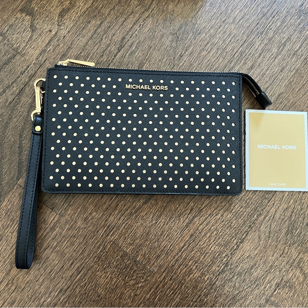 ✨ NWT Michael Kors Perforated Medium Gusset Leather Wristlet Black